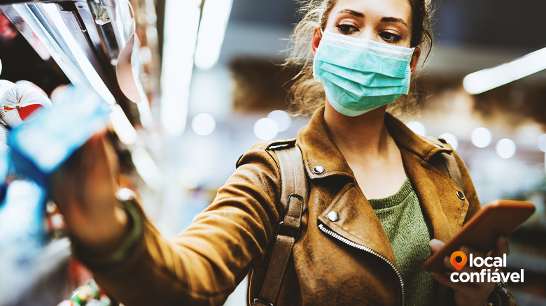 Mulher usando máscara hospitalar no dia a dia – LC